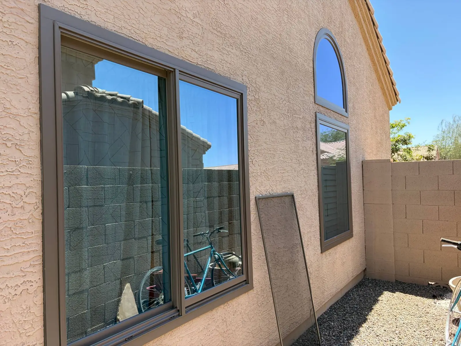 Clean windows on a Phoenix home