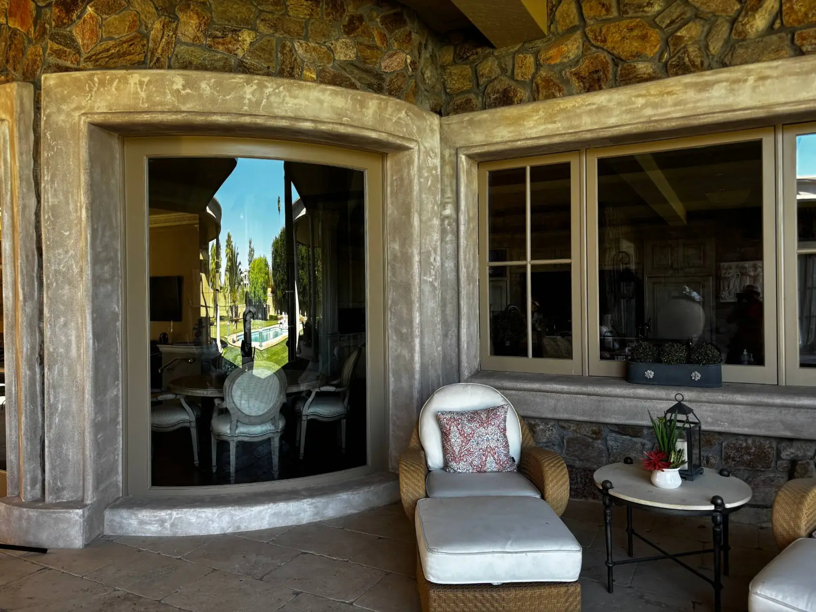 Spotless curved bay window
